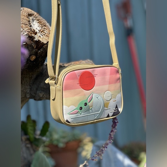 DANI x Star Wars — The Mandalorian Baby Yoda Grogu Crossbody Bag - Picture 3 of 5